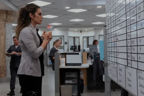 Tra denunce, turni massacranti e intelligenza artificiale, cosa ci dice davvero The Pitt della realtà nelle corsie (anche italiane)