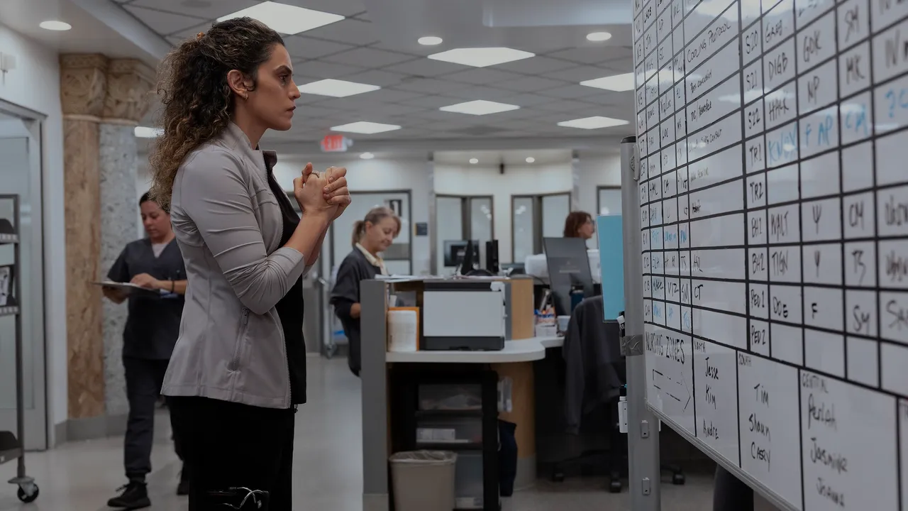 Nella seconda stagione di The Pitt c’è un episodio premonitore che mette in guardia dalla dipendenza dalla tecnologia