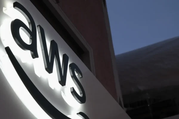 Amazon, droni colpiscono i data center, l’azienda conferma danni strutturali