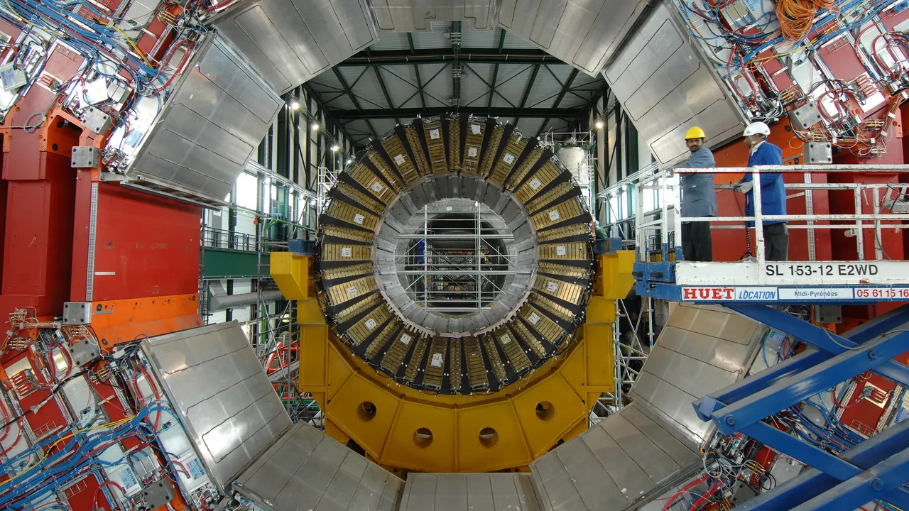 Gli scienziati del Cern hanno scoperto una nuova particella simile al protone, ma più pesante e rara