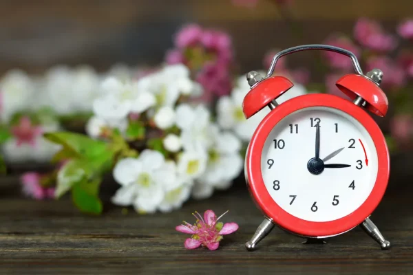 L’ora legale sta per arrivare ed ecco cosa sapere sul cambio, oltre al fatto che saremo un po’ sfasati (ma ne guadagneremo in salute)