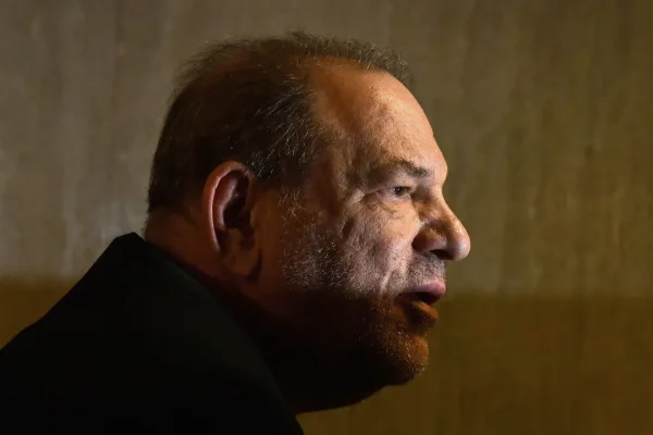 Harvey Weinstein parla per la prima volta dal carcere, ed è lo stesso di sempre: “Mi dichiareranno innocente”