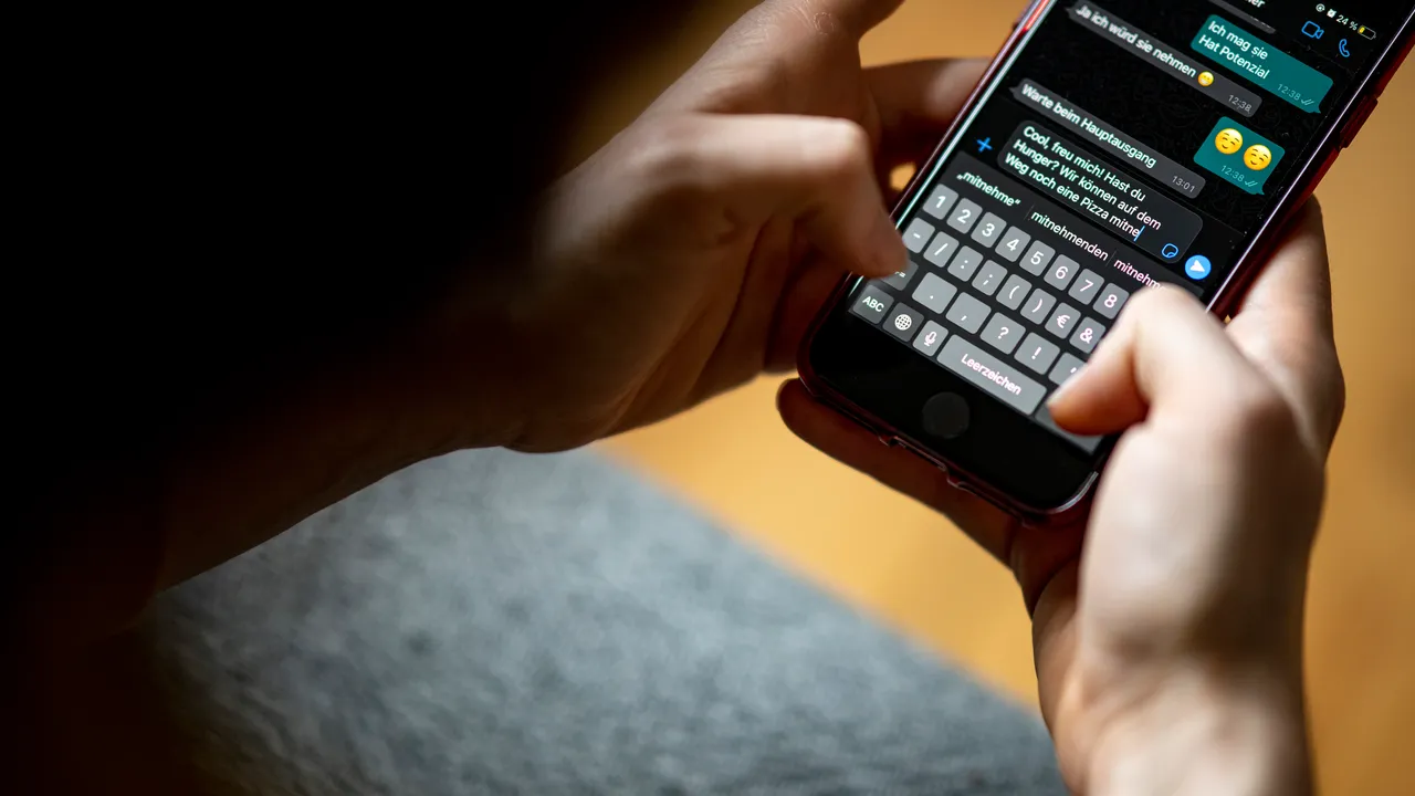 Truffe WhatsApp: come funzionano la truffa della ballerina e del dentista e come difendersi