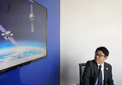 Contro i detriti spaziali, salgono in orbita i satelliti di legno. Tra applicazioni concrete e utopia