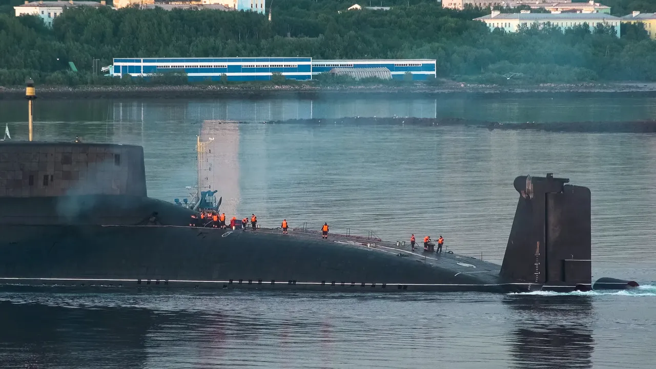 Un sottomarino nucleare sovietico sta rilasciando silenziosamente materiale radioattivo nell’oceano