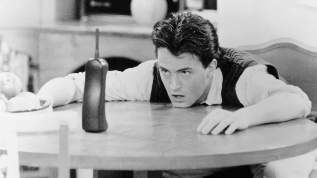 Gli anni Novanta ci mancano perché non avevamo internet? (O meglio: ce l’avevamo, ma non sempre in tasca)