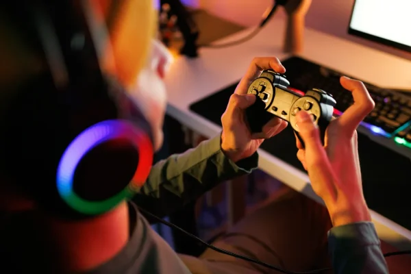 Ora salta fuori che la semplice acqua frizzante è la vera arma segreta dei gamer per stancarsi meno davanti al computer