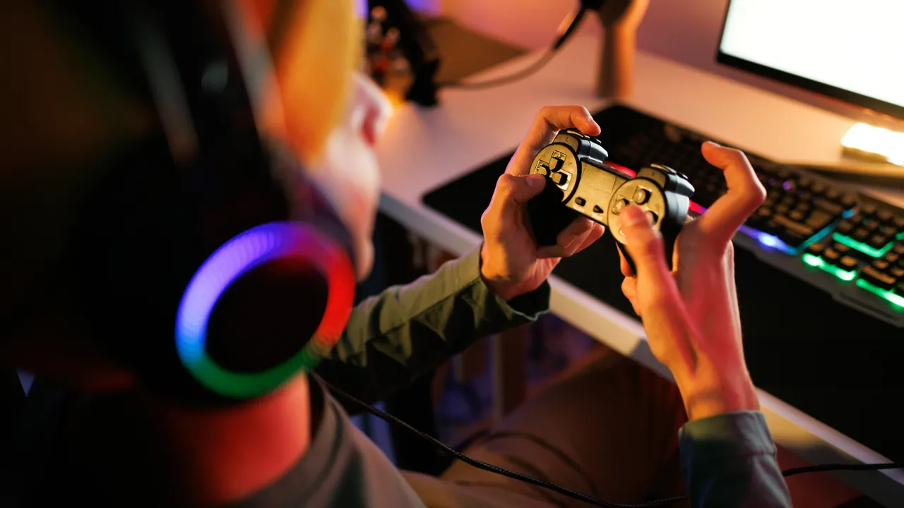 Ora salta fuori che la semplice acqua frizzante è la vera arma segreta dei gamer per stancarsi meno davanti al computer