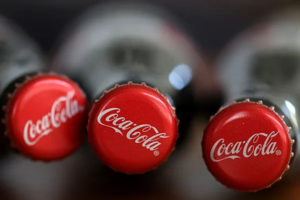 Coca-Cola, nella fabbrica di Gaglianico si riscrive il futuro delle bottiglie