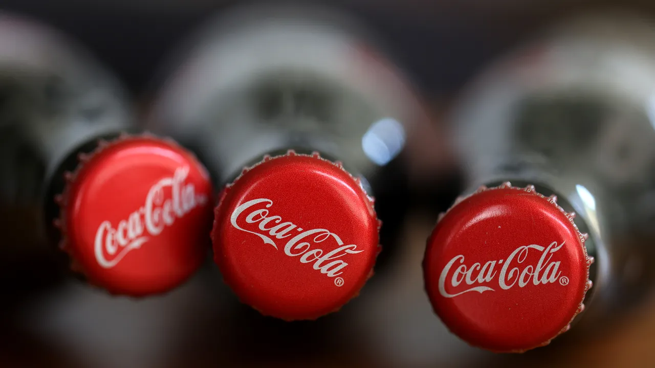 Coca-Cola, nella fabbrica di Gaglianico si riscrive il futuro delle bottiglie