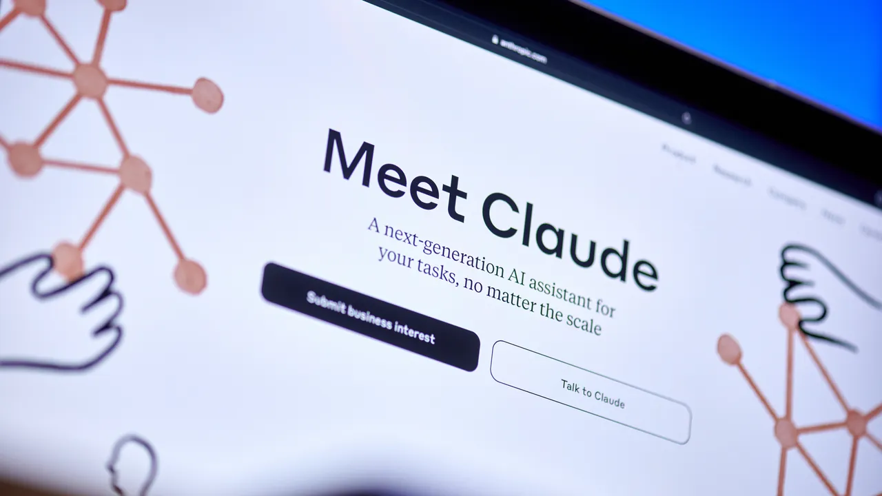 Fuga da ChatGPT, perché Claude lo ha superato nei download quotidiani (sì, c’entra il Pentagono)