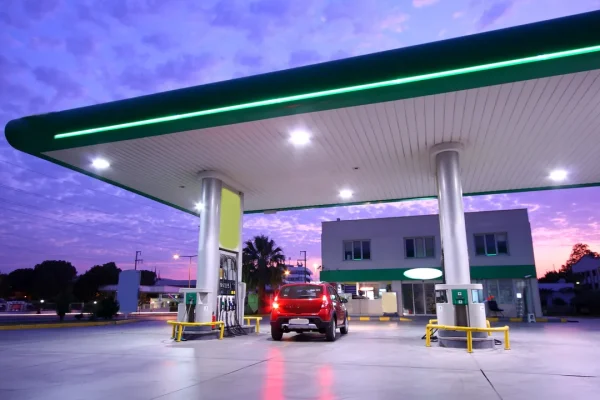 Quanto dura e quanto costa il taglio delle accise sulla benzina (e chi lo pagherà davvero)