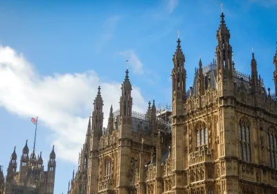 Stop alle donazioni in criptovalute alla politica britannica, “rischi inaccettabili” per una commissione bipartisan