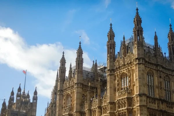 Stop alle donazioni in criptovalute alla politica britannica, “rischi inaccettabili” per una commissione bipartisan