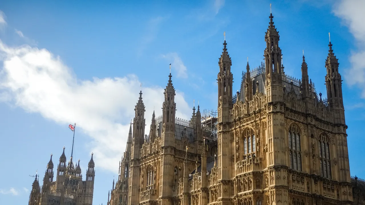 Stop alle donazioni in criptovalute alla politica britannica, “rischi inaccettabili” per una commissione bipartisan