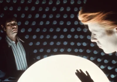 L’uomo che cadde sulla Terra compie 50 anni, David Bowie è l’alieno buono che racconta la solitudine del mondo moderno