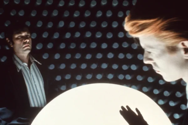 L’uomo che cadde sulla Terra compie 50 anni, David Bowie è l’alieno buono che racconta la solitudine del mondo moderno