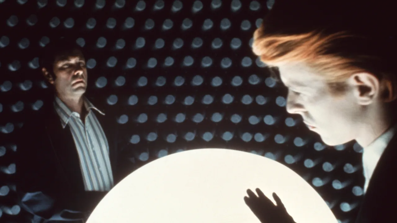 L’uomo che cadde sulla Terra compie 50 anni, David Bowie è l’alieno buono che racconta la solitudine del mondo moderno