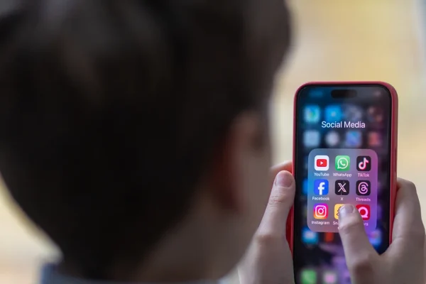 Sul tema social network ai minori, l’Italia è ancora ferma agli annunci (e alle polemiche)