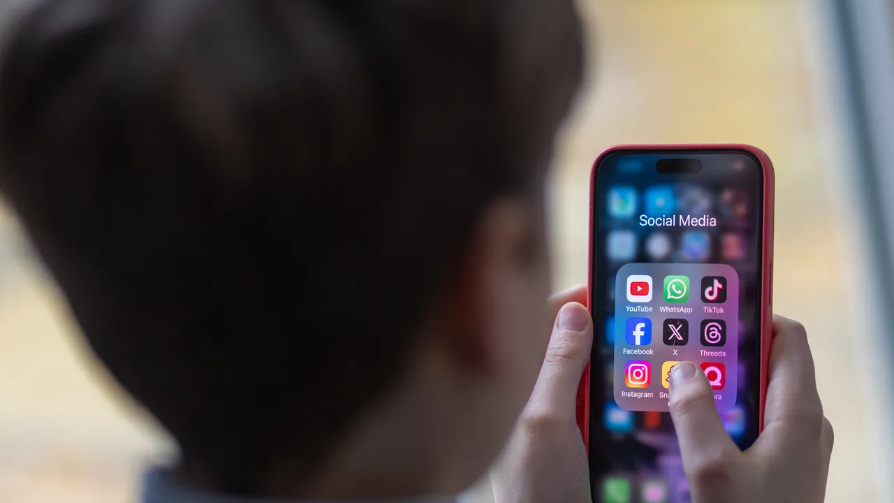 Sul tema social network ai minori, l’Italia è ancora ferma agli annunci (e alle polemiche)