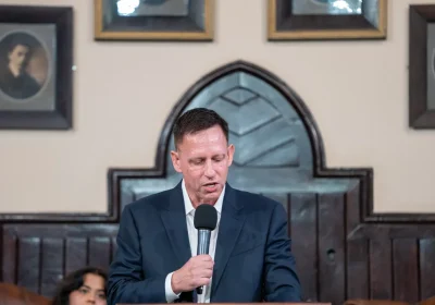 Le teorie di Peter Thiel prendono forma nel Regno Unito, i dati sulla salute degli inglesi verranno gestiti da Palantir