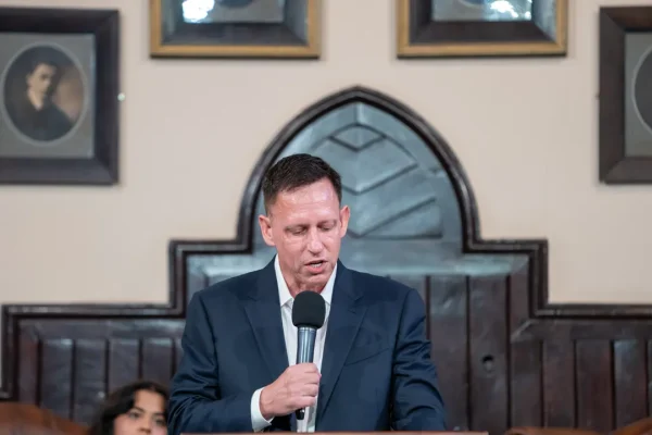 Le teorie di Peter Thiel prendono forma nel Regno Unito, i dati sulla salute degli inglesi verranno gestiti da Palantir