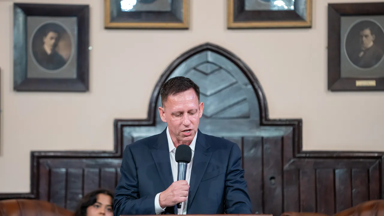 Le teorie di Peter Thiel prendono forma nel Regno Unito, i dati sulla salute degli inglesi verranno gestiti da Palantir