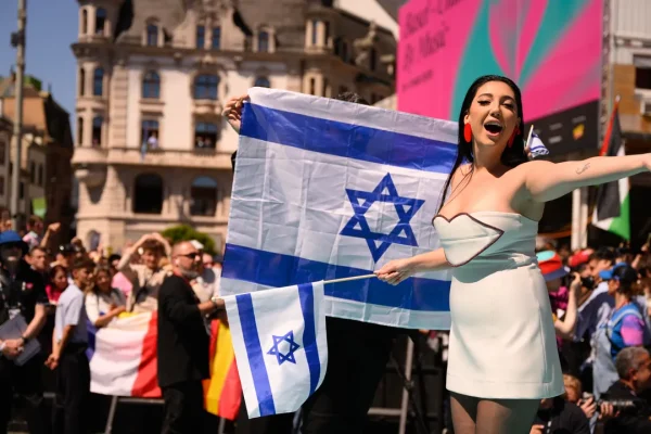 Il debito della propaganda di Israele, la reazione degli influencer ingaggiati (e mai pagati) durante i bombardamenti a Gaza