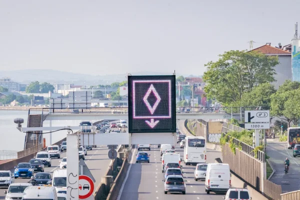 Cos’è e come funziona il cartello stradale con il rombo bianco, che indica le corsie per il carpooling