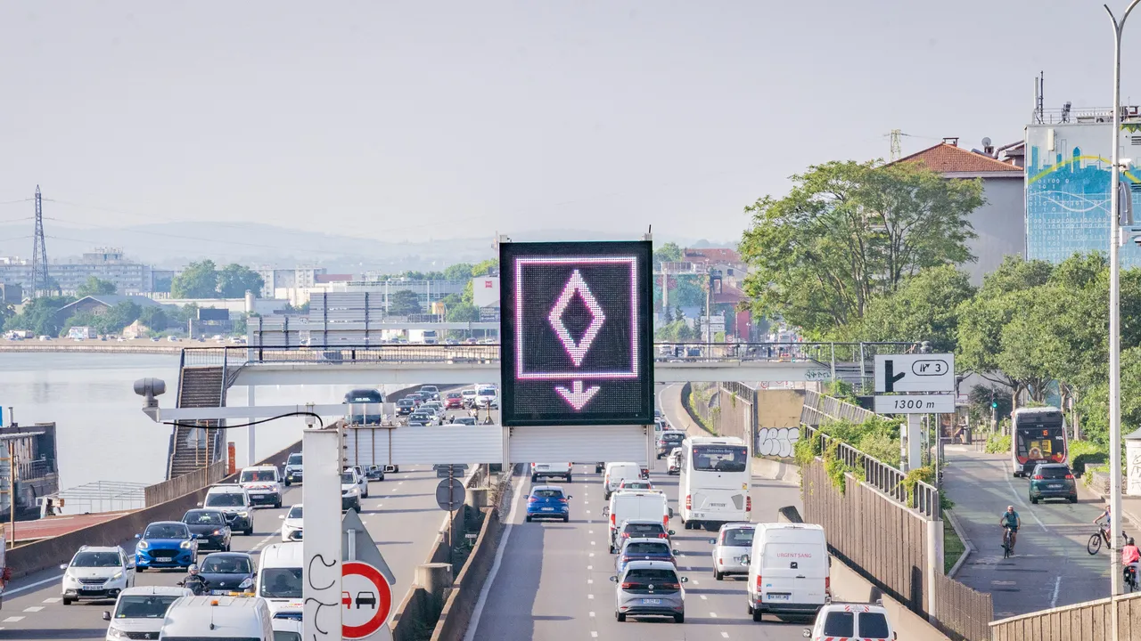 Cos’è e come funziona il cartello stradale con il rombo bianco, che indica le corsie per il carpooling