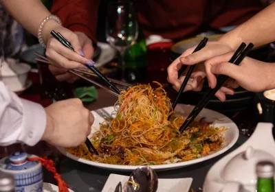 “Mangiare” senza nutrirsi, come funziona l’assurdo (e pericoloso) trend che sta spopolando su TikTok in Cina