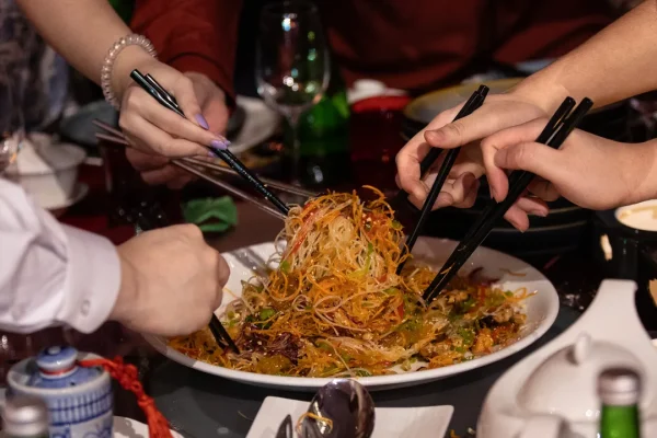 “Mangiare” senza nutrirsi, come funziona l’assurdo (e pericoloso) trend che sta spopolando su TikTok in Cina
