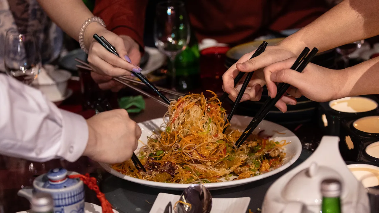 “Mangiare” senza nutrirsi, come funziona l’assurdo (e pericoloso) trend che sta spopolando su TikTok in Cina