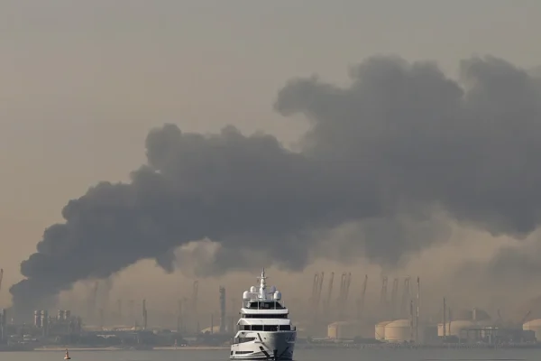 Abbiamo parlato con chi vive a Dubai, dopo gli attacchi missilistici iraniani e il rischio di una guerra cyber