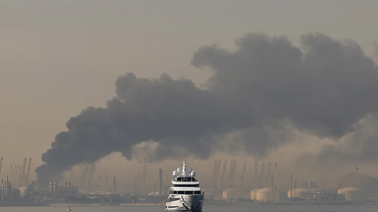 Abbiamo parlato con chi vive a Dubai, dopo gli attacchi missilistici iraniani e il rischio di una guerra cyber