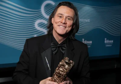 E insomma, ora il web si è convinto che Jim Carrey sia stato sostituito da un sosia alla cerimonia dei César