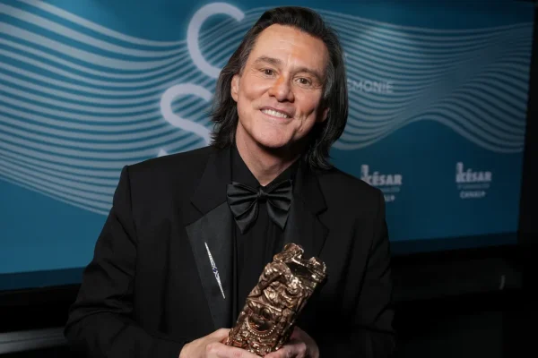 E insomma, ora il web si è convinto che Jim Carrey sia stato sostituito da un sosia alla cerimonia dei César