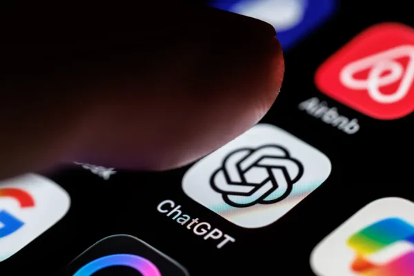 Chat erotiche su ChatGpt addio, OpenAI sospende il progetto