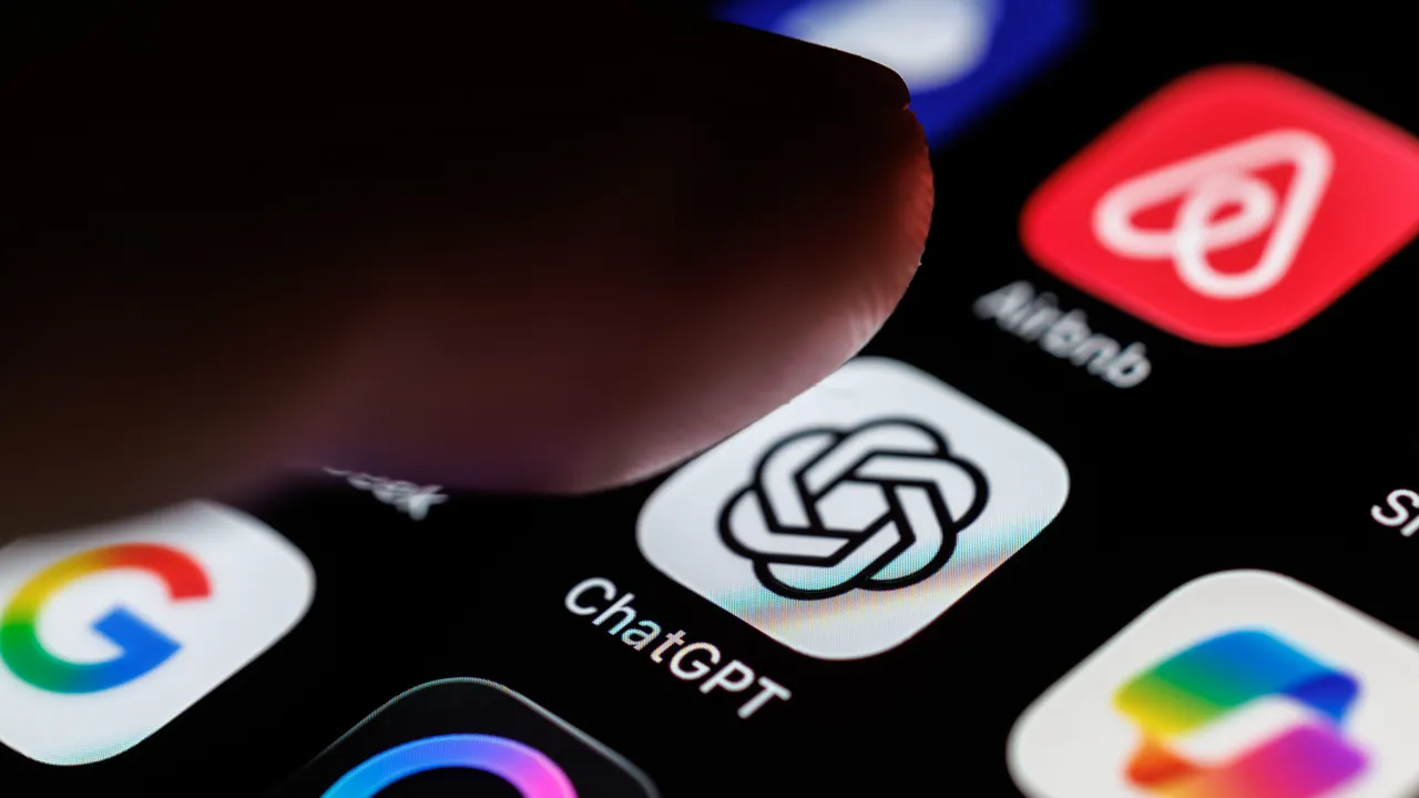 Chat erotiche su ChatGpt addio, OpenAI sospende il progetto