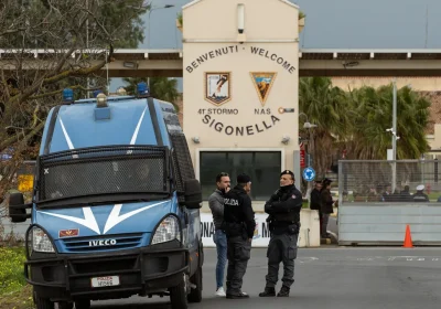 Dopo Craxi, la crisi di Sigonella si ripete. Cosa sappiamo sul rifiuto del ministro Crosetto a concedere la base aerea agli USA