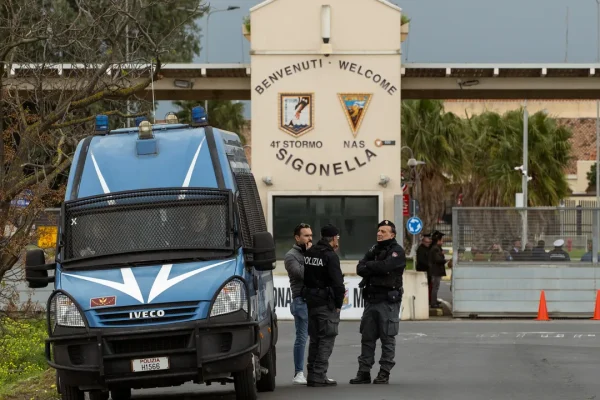 Dopo Craxi, la crisi di Sigonella si ripete. Cosa sappiamo sul rifiuto del ministro Crosetto a concedere la base aerea agli USA