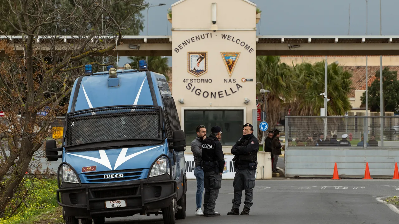 Dopo Craxi, la crisi di Sigonella si ripete. Cosa sappiamo sul rifiuto del ministro Crosetto a concedere la base aerea agli USA