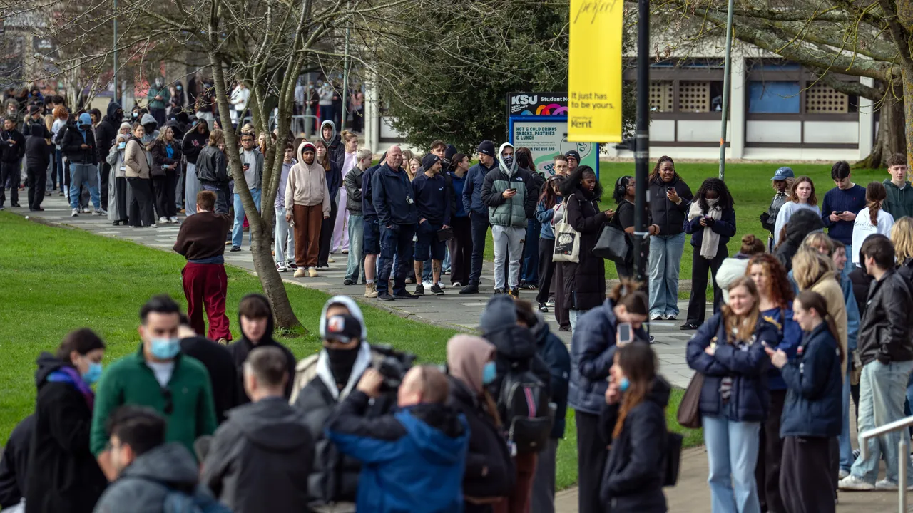 Nel Regno Unito è esploso un focolaio di meningite, ma quanto è contagiosa la malattia meningococcica invasiva?