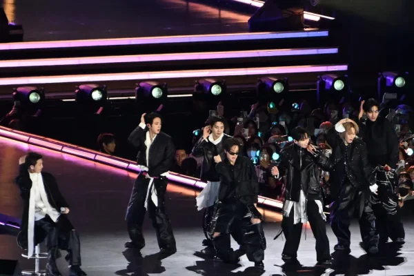 I BTS hanno un tour già sold out, milioni di dischi venduti, ma non basta. Cosa è andato storto nel loro ritorno