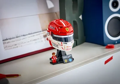 Lego svela due set dedicati ai caschi dei piloti Ferrari Hamilton e Leclerc