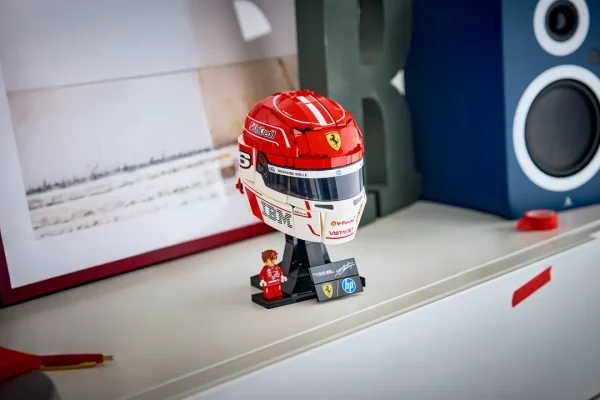 Lego svela due set dedicati ai caschi dei piloti Ferrari Hamilton e Leclerc