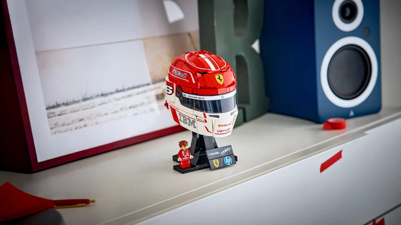 Lego svela due set dedicati ai caschi dei piloti Ferrari Hamilton e Leclerc