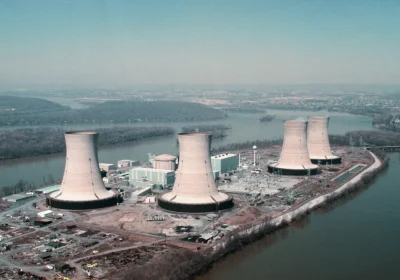 A Three Mile Island la centrale nucleare sta per tornare in funzione dopo quasi mezzo secolo dal disastro per alimentare la nostra fame di AI. Siamo andati a vedere che aria tira