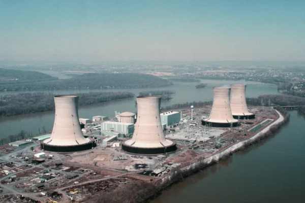 A Three Mile Island la centrale nucleare sta per tornare in funzione dopo quasi mezzo secolo dal disastro per alimentare la nostra fame di AI. Siamo andati a vedere che aria tira