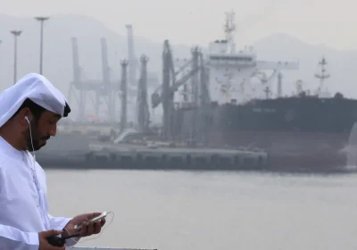Porto di Fujairah, l’Iran sta prendendo di mira anche uno dei pochi snodi per bypassare Hormuz